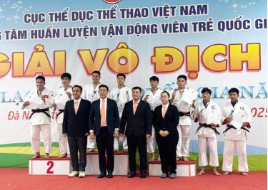 Vận động viên Đàm Duy Kỳ và Nguyễn Minh Hoàn (đứng bục giữa) nhận Huy chương Vàng nội dung quyền Kodokan Goshin Jutsu.