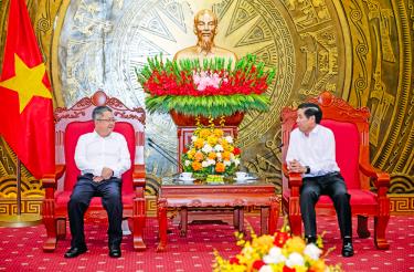 Đồng chí Nguyễn Văn Gấu tiếp ông Jiang Bin.