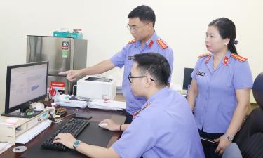 Lãnh đạo và cán bộ Phòng Nghiệp vụ 7, Viện Kiểm sát nhân dân tỉnh triển khai mô hình báo cáo án bằng sơ đồ tư duy.