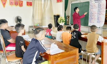 Lớp học tiếng dân tộc tại cộng đồng do thầy giáo Ân Ngọc Lương giảng dạy thu hút nhiều học viên tham gia.