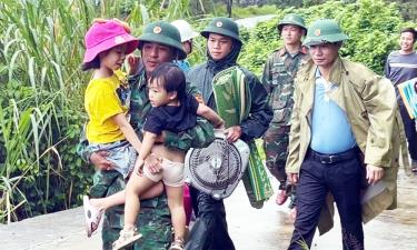 Sáng 28/9, Bộ đội Biên phòng tỉnh Quảng Trị đã bố trí lực lượng hỗ trợ người dân di dời ra khỏi các khu vực có nguy cơ sạt lở, ngập lụt.