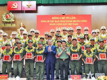 Tổng Bí thư Tô Lâm với các điển hình tiên tiến trong Công an nhân dân và lực lượng bảo vệ an ninh trật tự ở cơ sở.