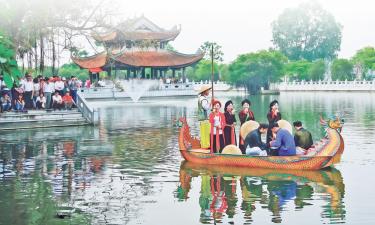 Du khách thưởng thức và giao lưu quan họ tại Thủy đình (Đền Đô).