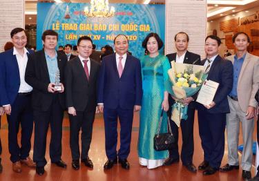 Chủ tịch nước Nguyễn Xuân Phúc, Tổng Biên tập báo Nhân Dân Lê Quốc Minh và Tổng Giám đốc TTXVN Vũ Việt Trang cùng các nhà báo của TTXVN tại lễ trao Giải báo chí quốc gia lần thứ XV - năm 2020.